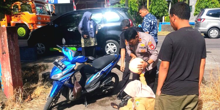 Salut, Kasi Propam Polres Pinrang Respon Cepat Bantu Warga Korban Lakalantas