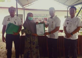 Disdukcapil Pinrang Serahkan Akta Kematian di Desa Padakkalawa