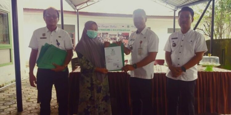 Disdukcapil Pinrang Serahkan Akta Kematian di Desa Padakkalawa