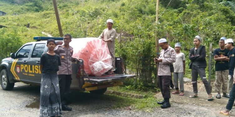 Serahkan Bantuan, Bentuk Kepedulian Kapolsek Lembang Polres Pinrang Kepada Dunia Pendidikan