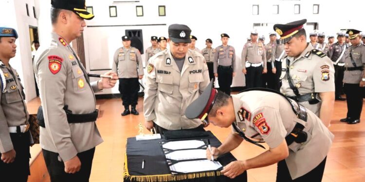 Kapolres Pinrang Pimpin Upacara Sertijab Kabag Ops, Kasat Reskrim Kapolsek Watang Sawitto dan Kasat Lantas