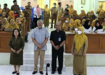 A.Irwan Hamid Menyerahkan Sk PTT untuk tenaga Kesahatan Lingkup Pemerintah Kabupaten Pinrang