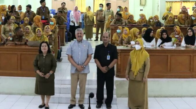 A.Irwan Hamid Menyerahkan Sk PTT untuk tenaga Kesahatan Lingkup Pemerintah Kabupaten Pinrang