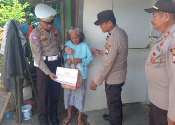 Bagikan Sembako Untuk Meringankan Beban Warga Adalah Wujud Nyata Keperdulian Polres Pinrang