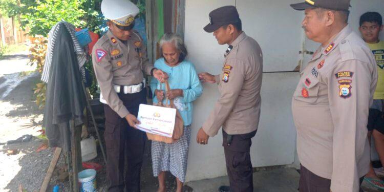 Bagikan Sembako Untuk Meringankan Beban Warga Adalah Wujud Nyata Keperdulian Polres Pinrang