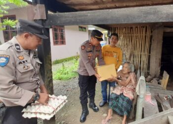 Ringankan Beban Warga Yang Kurang Mampu, Polsek Mattiro Bulu Bagikan Sembako di Kelurahan Padaidi