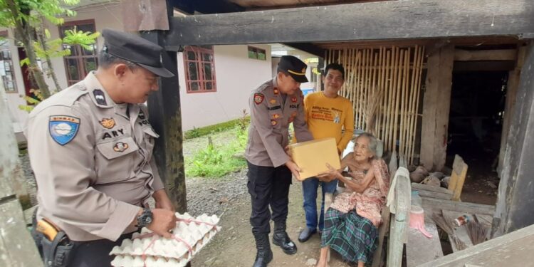 Ringankan Beban Warga Yang Kurang Mampu, Polsek Mattiro Bulu Bagikan Sembako di Kelurahan Padaidi