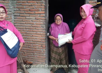 Polsek Duampanua Gelar Kegiatan Bhayangkari Pedulu Untuk Meringankan Beban Warga Yang Kurang Mampu