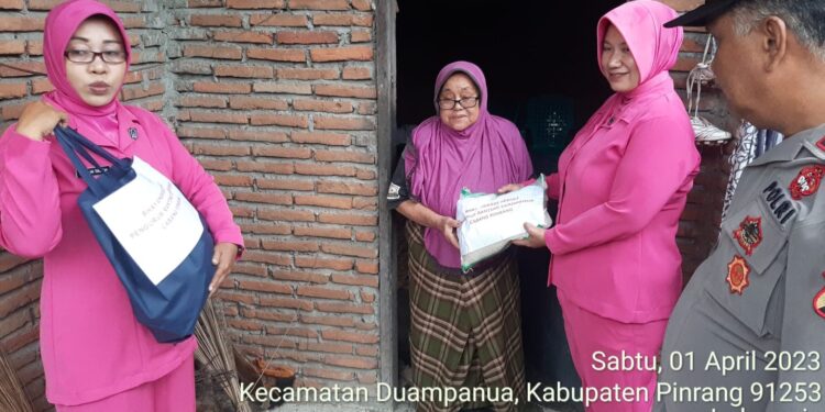 Polsek Duampanua Gelar Kegiatan Bhayangkari Pedulu Untuk Meringankan Beban Warga Yang Kurang Mampu