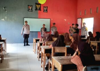 Polsek Lembang Polres Pinrang Gelar Sosialisasi Hukum di SMKN 9 Pinrang