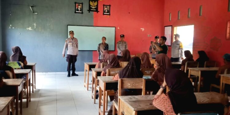 Polsek Lembang Polres Pinrang Gelar Sosialisasi Hukum di SMKN 9 Pinrang