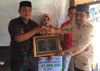 Kepala Desa Sabbang Paru Menerima Penghargaan Dari BPJS Ketenagakerjaan Kabupaten Pinrang