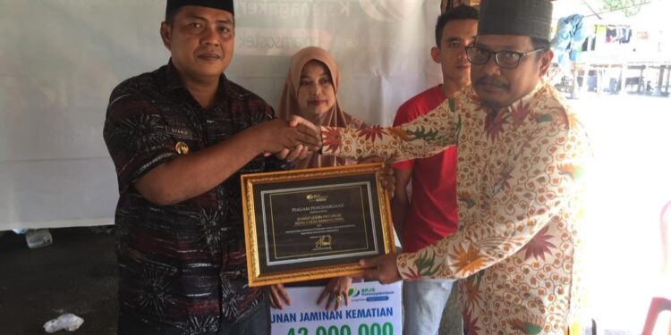 Kepala Desa Sabbang Paru Menerima Penghargaan Dari BPJS Ketenagakerjaan Kabupaten Pinrang