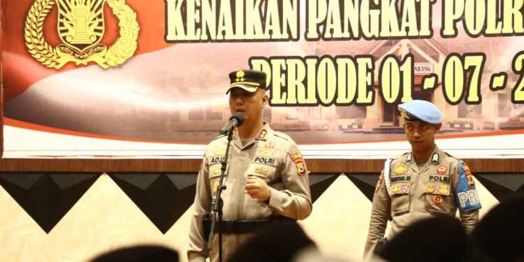 Kapolres Pinrang pimpin Upacara Korps Raport Kenaikan Pangkat Reguler dan Pengabdian Personel Polri Polres Pinrang