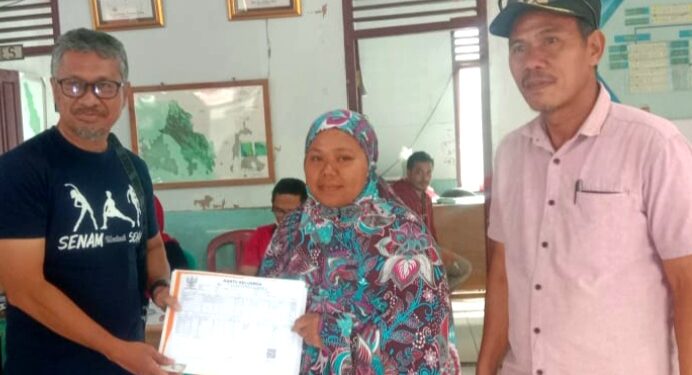 Andi Askari Hadiri Langsung Kegiatan Pelayanan Administrasi Kependudukan di Desa Basseang