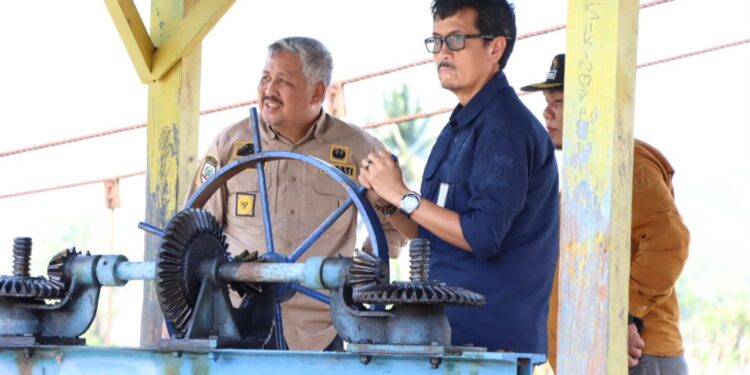 Bupati Pinrang Didampingi Kadis Tanaman Pangan Dan Holtikultura, Tinjau Langsung Bendungan Irigasi di Kelurahan Tadokkong