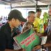 Bupati Pinrang Secara Simbolis Menyerahkan Bibit Kakao Kepada 43 Kelompok Tani di Kecamatan Lembang