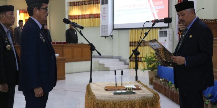 Andi Irwan Hamid Mengambil Sumpah  Dan Melantik Pejabat Sekda Kabupaten Pinrang