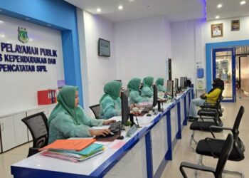Hari Jadi Sulsel Ke 354, Ruang Pelayanan Adminduk Disdukcapil  Pinrang Dihiasi Dengan Pakaian Adat Tradisional