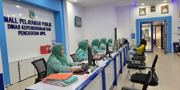 Hari Jadi Sulsel Ke 354, Ruang Pelayanan Adminduk Disdukcapil Pinrang Dihiasi Dengan Pakaian Adat Tradisional