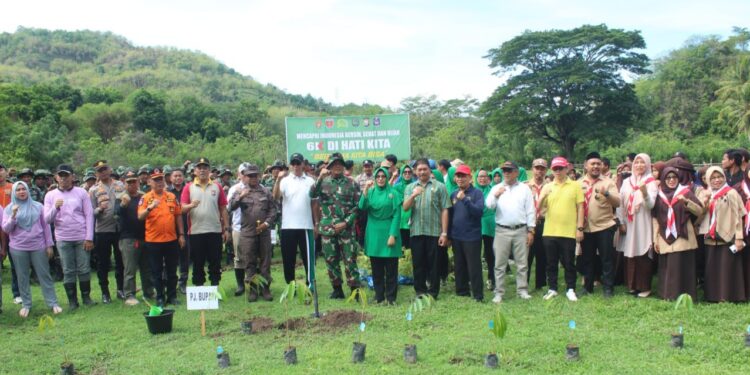 Jaga keseimbangan Ekosistem, Kodim 1419/Enrekang Bersama Forkopimda Tanam Ratusan Pohon