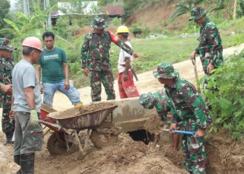 Musim Hujan Tiba, TNI Bersama Unsur Pemerintah dan Warga Enrekang Lakukan Pembersihan Saluran Air