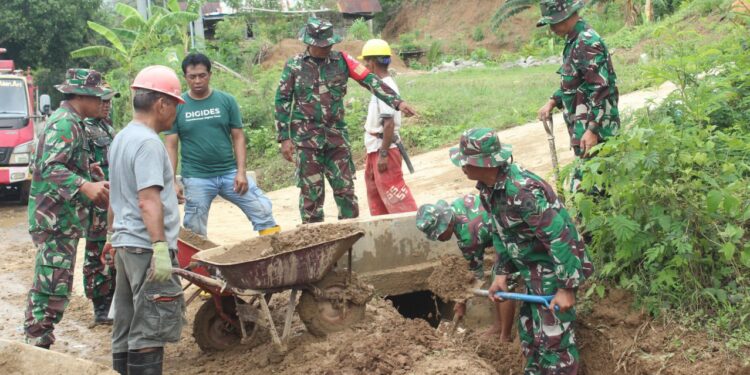 Musim Hujan Tiba, TNI Bersama Unsur Pemerintah dan Warga Enrekang Lakukan Pembersihan Saluran Air