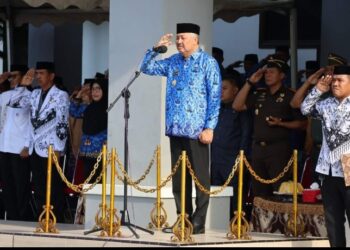 Bupati Pinrang Bertindak Sebagai Pembina Upacara Pada Puncak Peringatan Hari Ulang Tahun PGRI dan Hari Guru Nasional