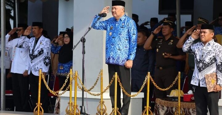 Bupati Pinrang Bertindak Sebagai Pembina Upacara Pada Puncak Peringatan Hari Ulang Tahun PGRI dan Hari Guru Nasional