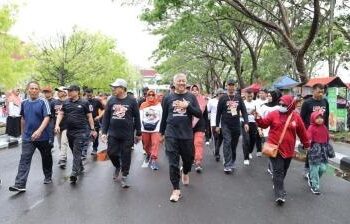 Ribuan Peserta Ikut Memeriahkan Jalan Santai Hut PGRI dan Hari Guru Nasional