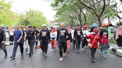 Ribuan Peserta Ikut Memeriahkan Jalan Santai Hut PGRI dan Hari Guru Nasional