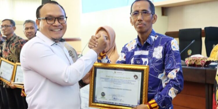 Dinas pendidikan Berhasil Meraih Penghargaan Predikat Kepatuhan Penyenggaraan Pelayanan Publik Dari Ombudsman RI