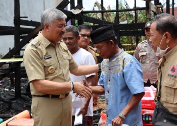 A. Irwan Hamid Menyerahkan Bantuan Untuk Korban Kebakaran di Kecamatan Tiroang