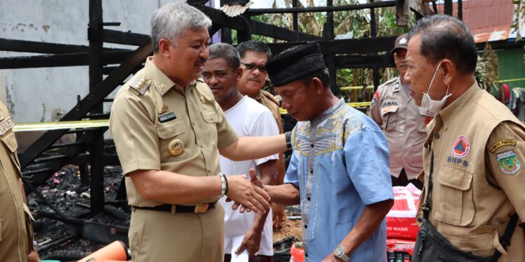 A. Irwan Hamid Menyerahkan Bantuan Untuk Korban Kebakaran di Kecamatan Tiroang
