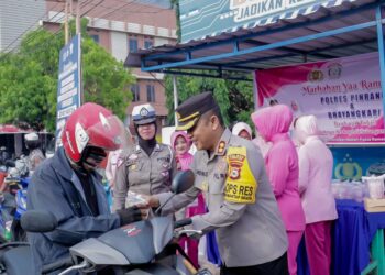 Bulan Penuh Berkah, Kapolres Pinrang Berbagi Takjil Gratis dan Sembako Kepada Warga