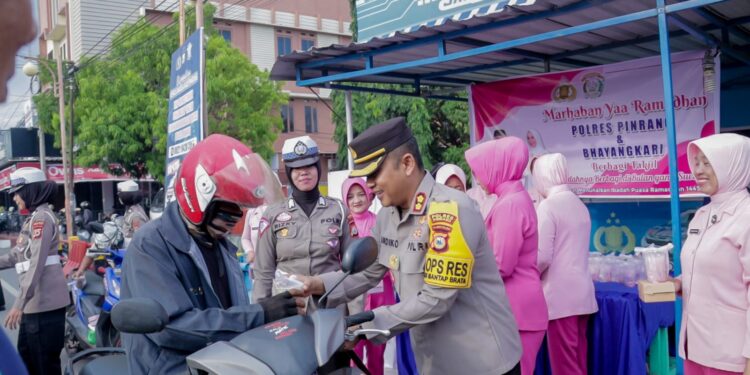 Bulan Penuh Berkah, Kapolres Pinrang Berbagi Takjil Gratis dan Sembako Kepada Warga