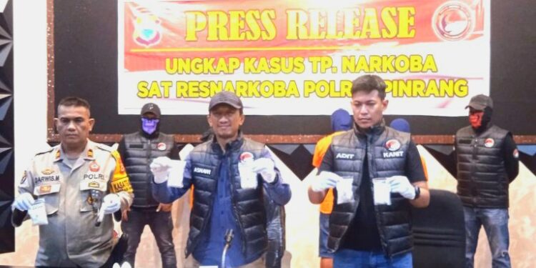 Sat Narkoba Polres Pinrang, Amankan Tiga Orang Pelaku  Penyalahgunaan Narkotika Didua Lokasi Yang Berbeda