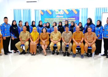 Bupati Pinrang Menyerahkan Surat Keputusan PPPK Untuk Tenaga Kesehatan