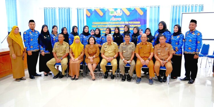 Bupati Pinrang Menyerahkan Surat Keputusan PPPK Untuk Tenaga Kesehatan