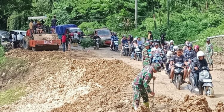 Pasca Longsor Arus Lalulintas Berangsur Normal, Babinsa Koramil 02 kodim 1419/Enrekang Turun Langsung Pantau Lokasi
