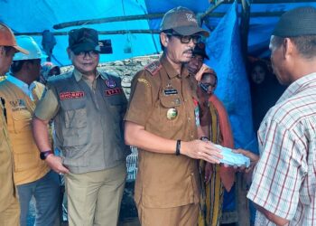 Sekda Pinrang Menyerahkan Bantuan Bencana Kebakaran di Dua Kecamatan Berbeda