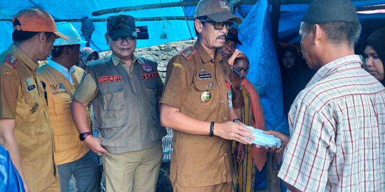 Sekda Pinrang Menyerahkan Bantuan Bencana Kebakaran di Dua Kecamatan Berbeda