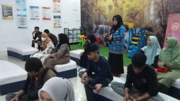 Usai Libur Panjang Sekertaris Disdukcapil Memantau Pelayanan Yang Ramai Dikunjugi Warga