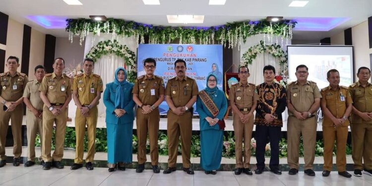 Pj Bupati Pinrang Mengukuhkan Pengurus Tp PKK dan Dekranasda