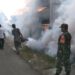 Antisipasi Penyebaran DBD Babinsa Koramil 1404-04/Paleteang, Dampingi Dinkes Lakukan Fogging dan Sosialisasi Kepada Warga