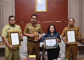 PJ. Bupati Pinrang Menyerahkan Piagam Penghargaan Tingkat Nasional Kepada Dinas Kesehatan dan Tenaga Kesehatan Teladan