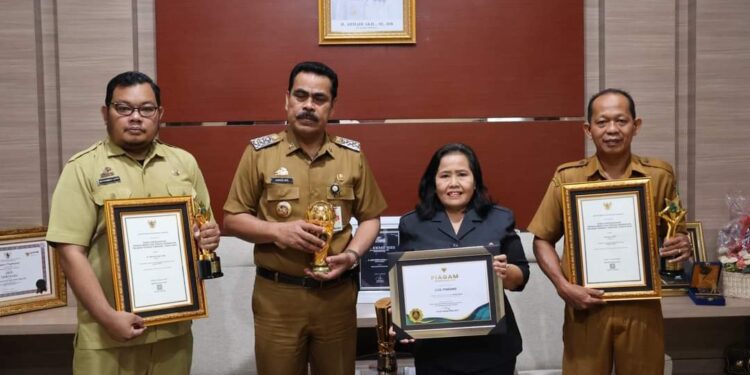 PJ. Bupati Pinrang Menyerahkan Piagam Penghargaan Tingkat Nasional Kepada Dinas Kesehatan dan Tenaga Kesehatan Teladan