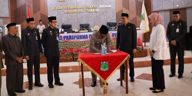 Rapat Paripurna DPRD Kabupaten Pinrang  Dengan Agenda Persetujuan Bersama Antara Pemerintah Daerah dan DPRD