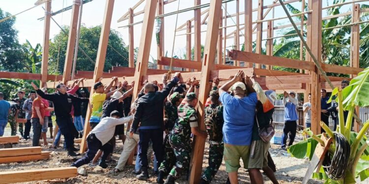 Kedekatan TNI Dengan Masyarakat Selelalu Terlihat Lewat Gerakan Serda Edy, Babinsa Koramil 1404-04/Paleteang