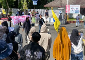 Turun ke Jalan, Puluhan Mahasiswa Geruduk Kantor Bupati Polman